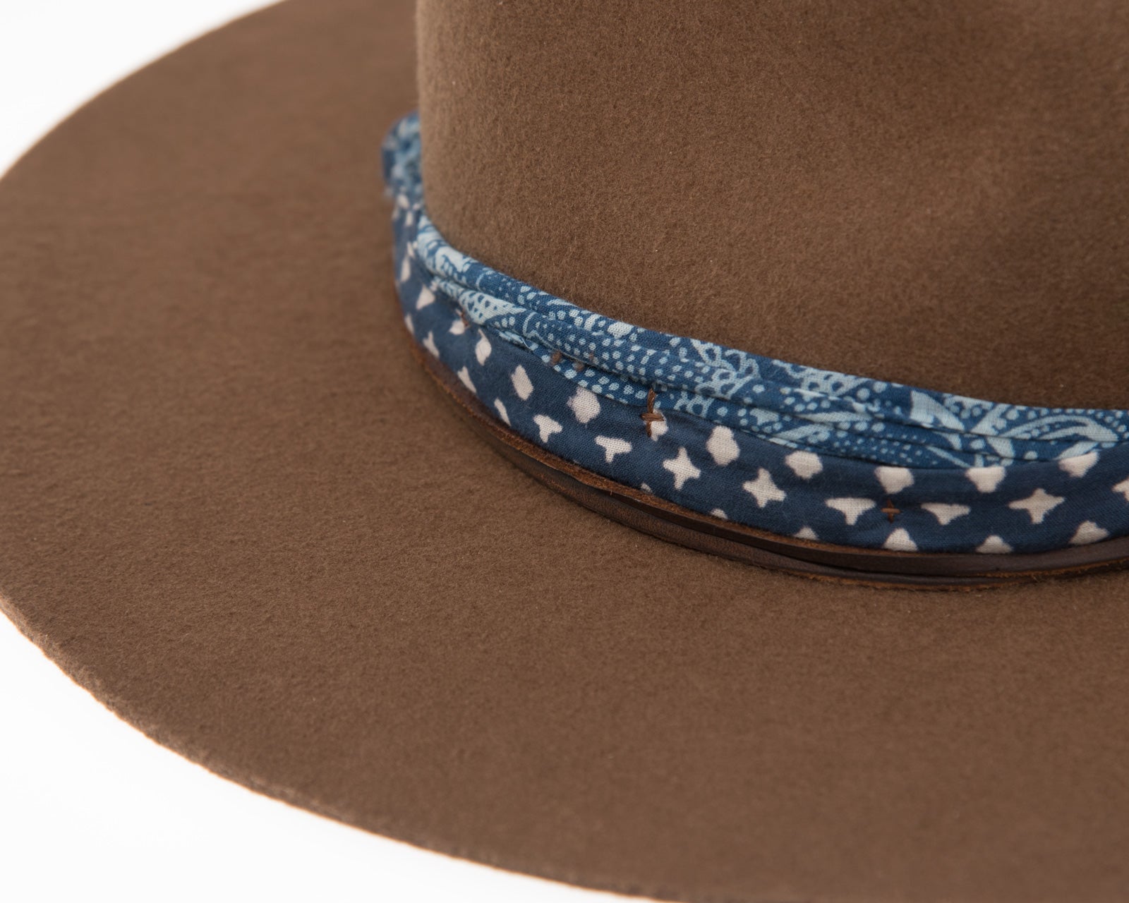 Ninakuru wool hat with cotton wrap band and leather lace.