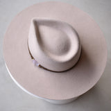 Ninakuru wool hat with amethyst.