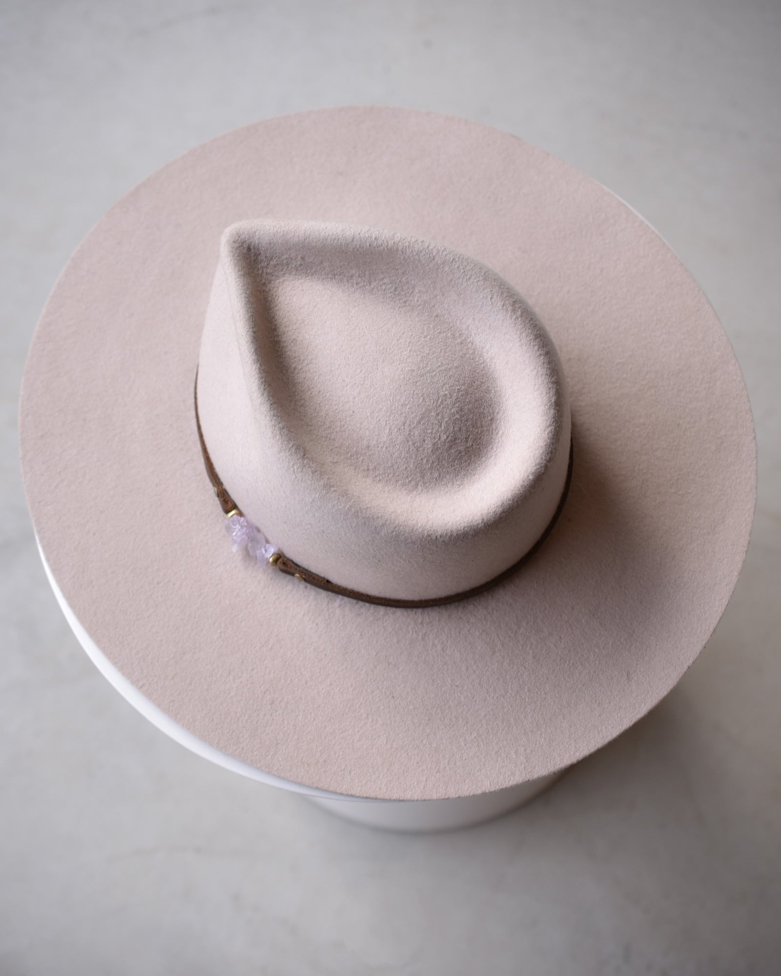 Ninakuru wool hat with amethyst.