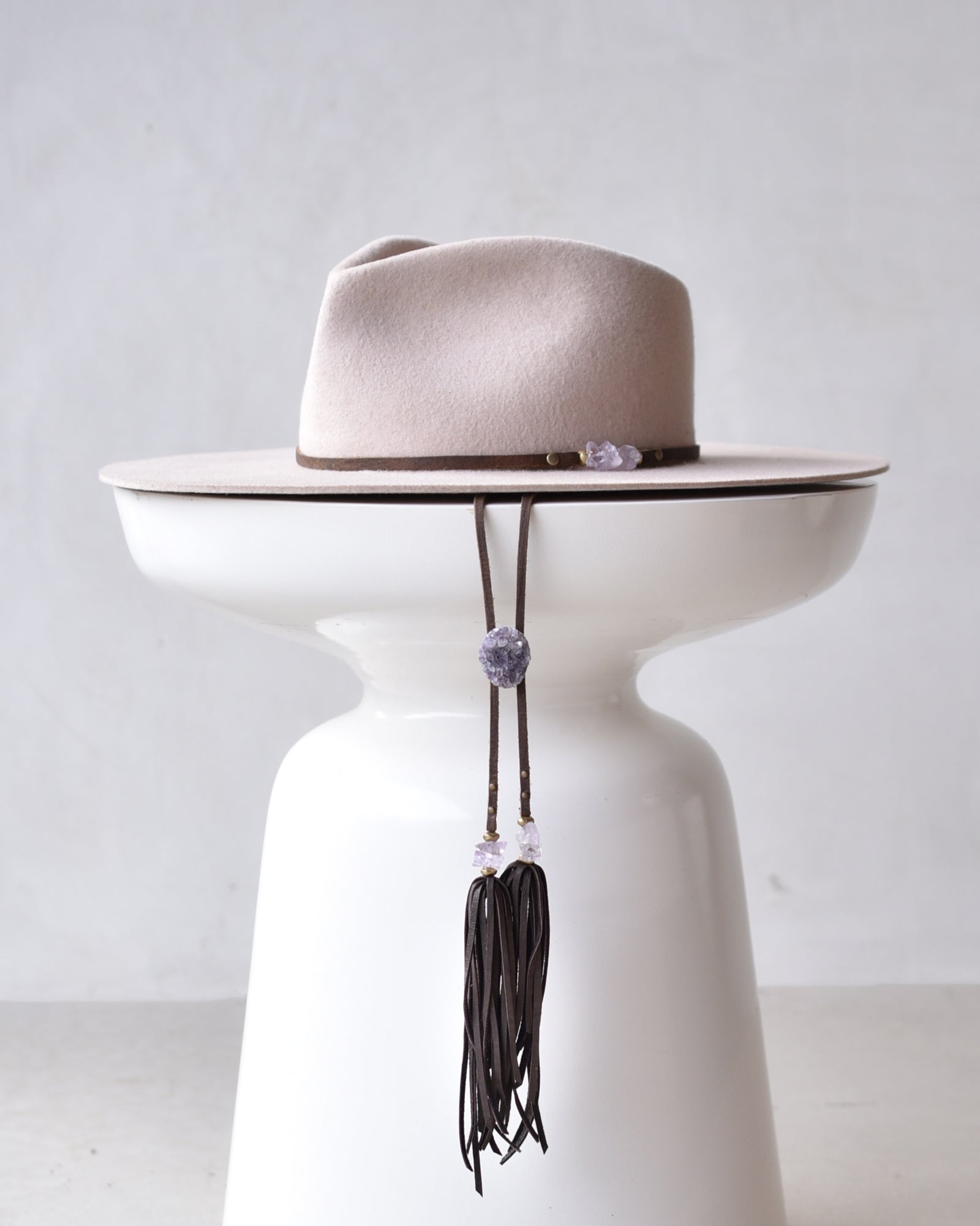 Ninakuru wool hat with amethyst.