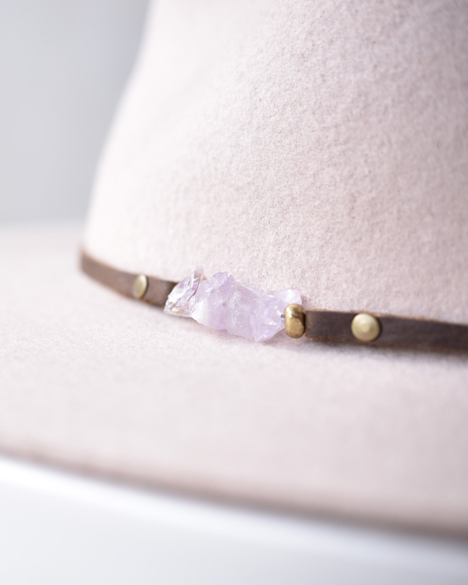 Ninakuru wool hat with amethyst.