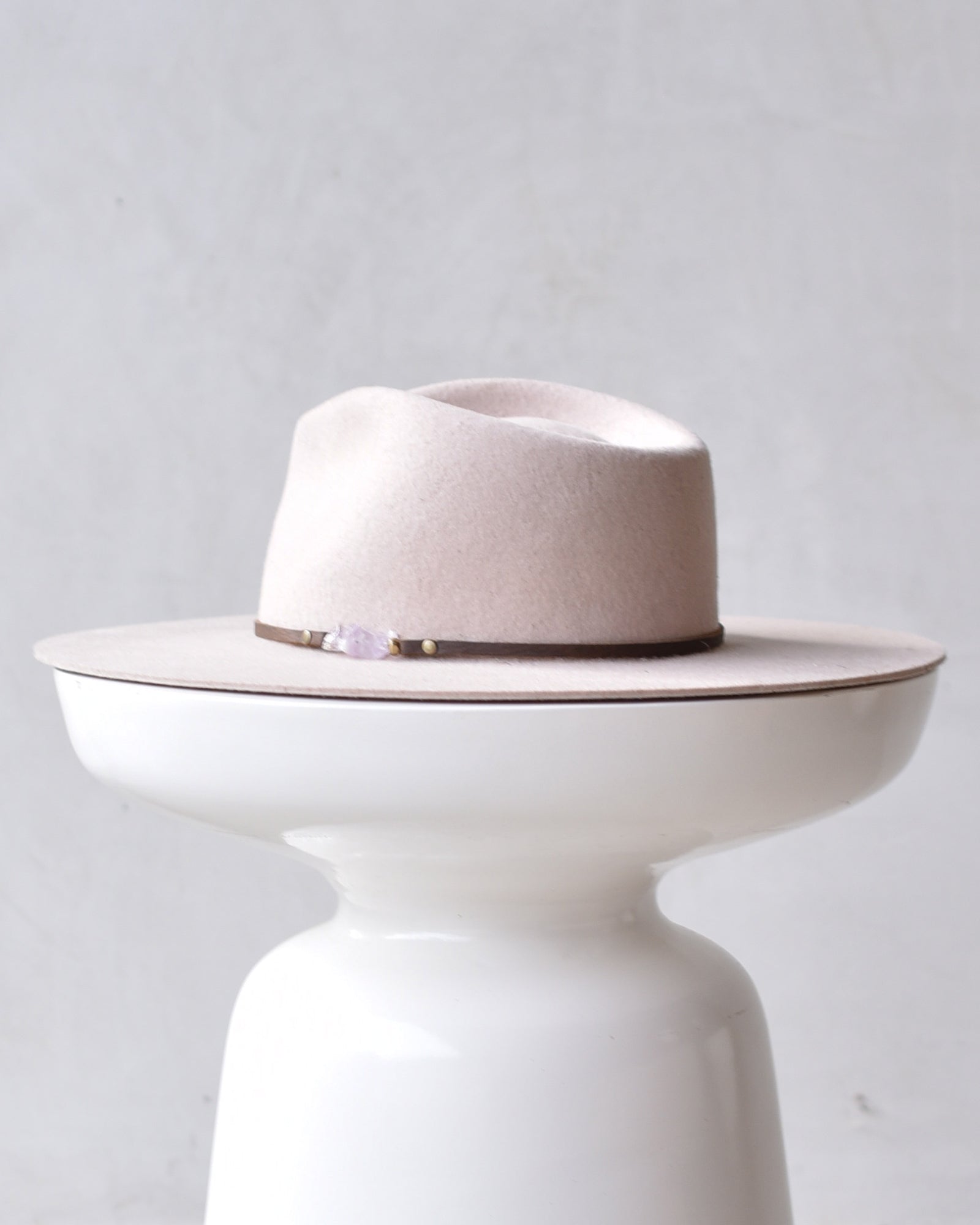 Ninakuru wool hat with amethyst.