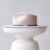 Ninakuru wool hat with amethyst.