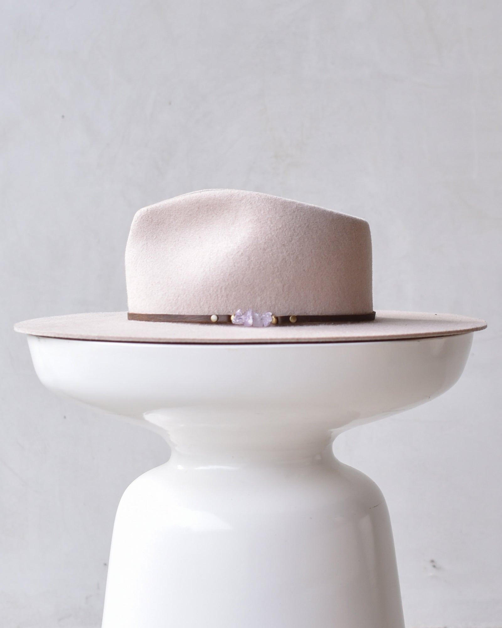 Ninakuru wool hat with amethyst.