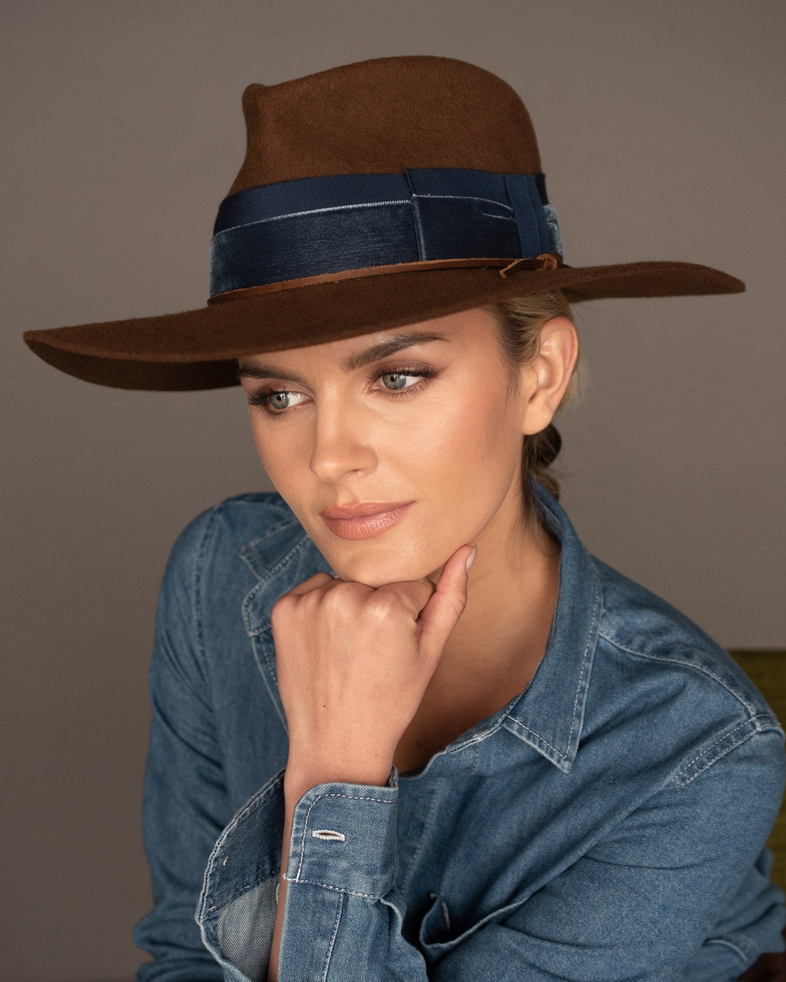 Ninakuru wool felt hat with velvet and leather.