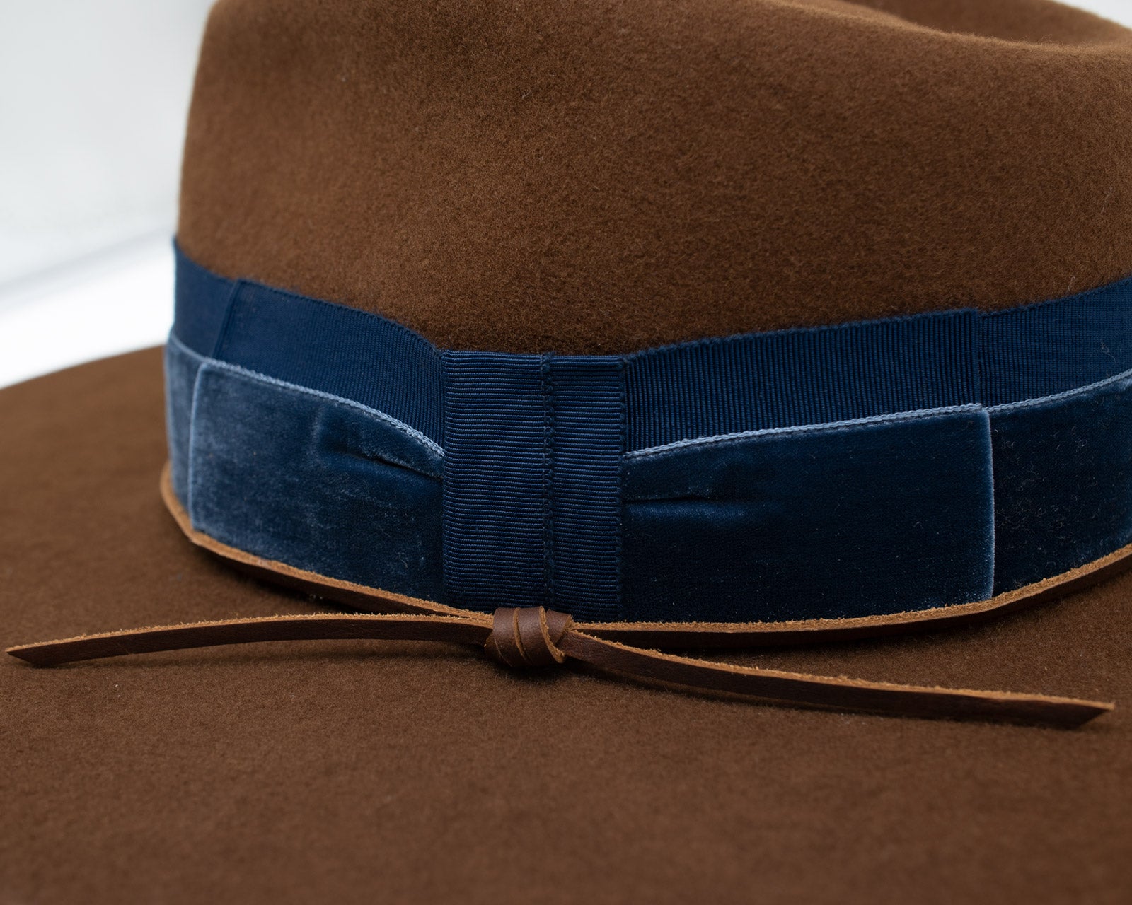 Ninakuru wool felt hat with velvet and leather.