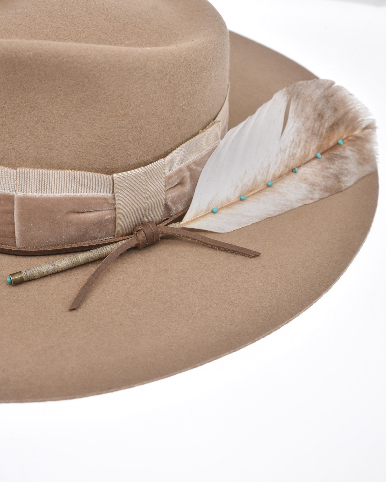 Ninakuru wool felt hat with velvet and leather.