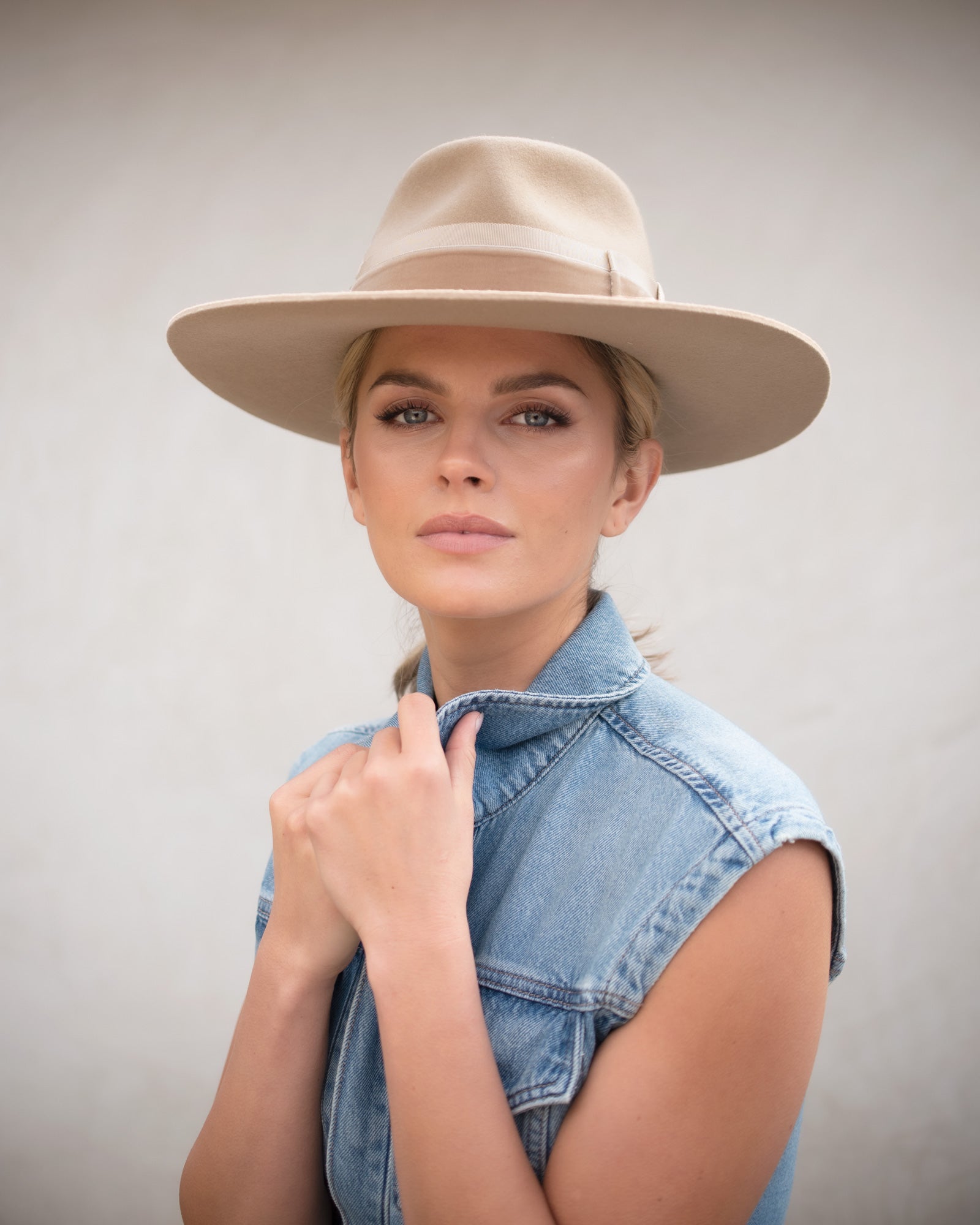 Ninakuru wool felt hat with velvet and leather.