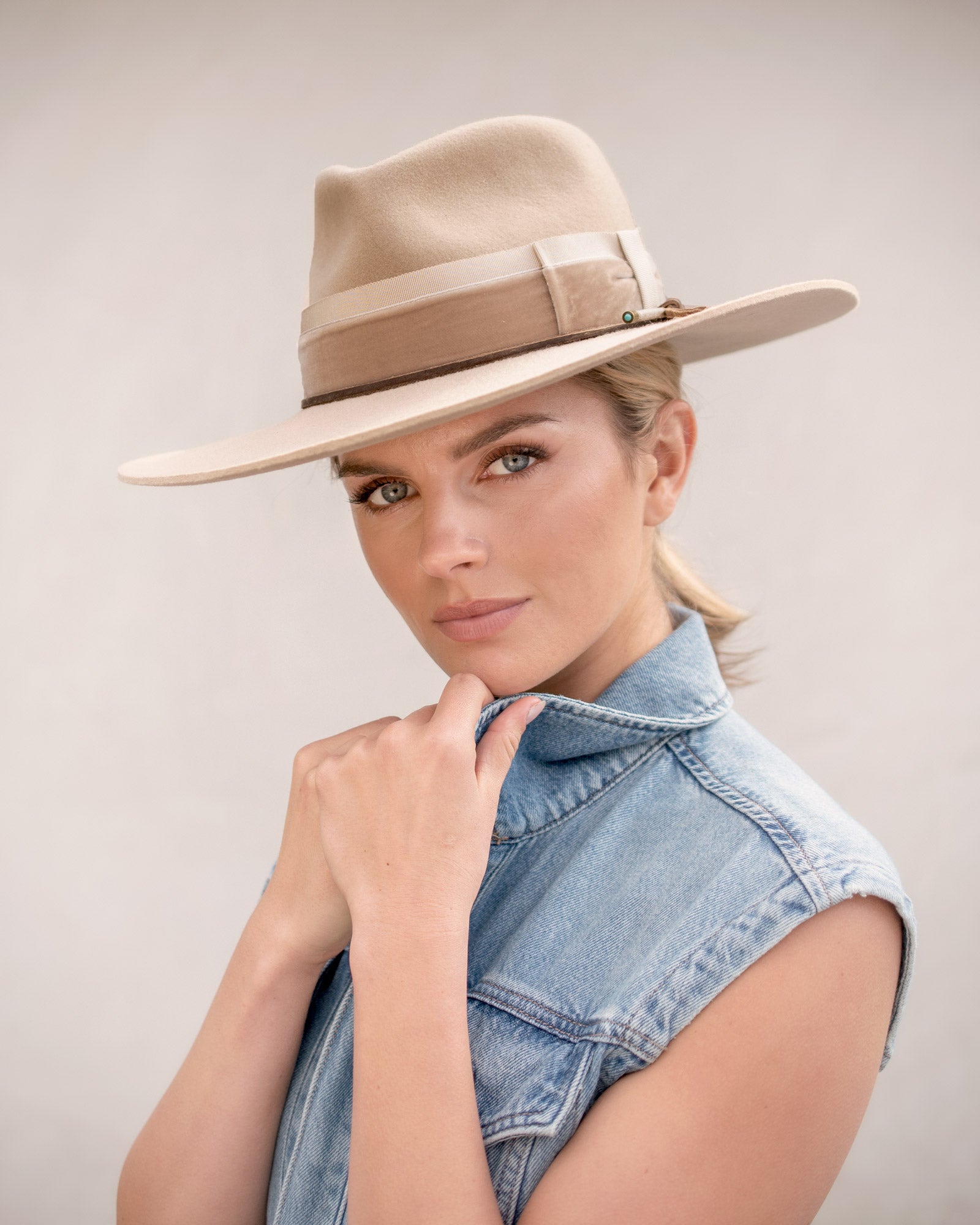 Ninakuru wool felt hat with velvet and leather.