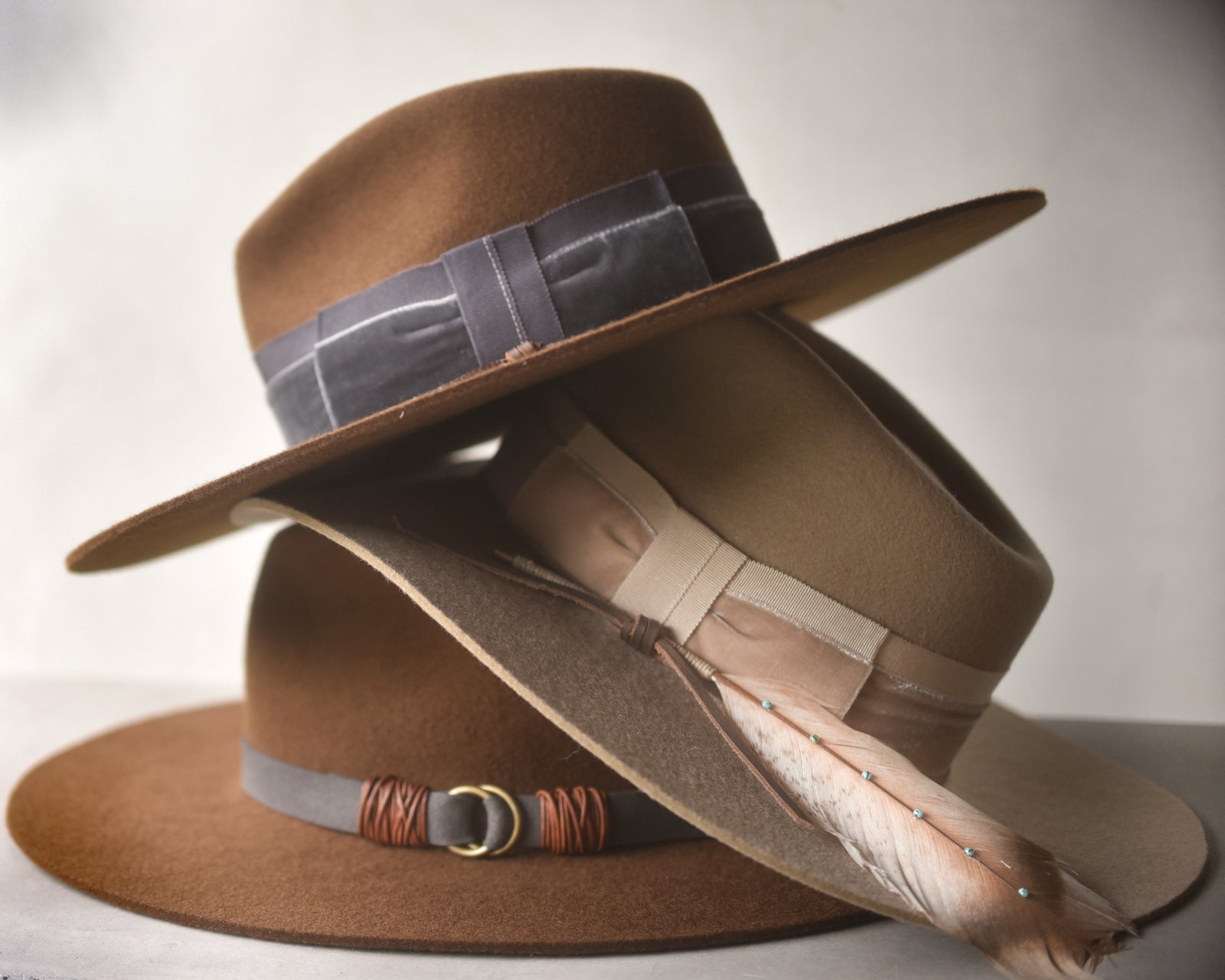 Ninakuru wool felt hat with velvet and leather.