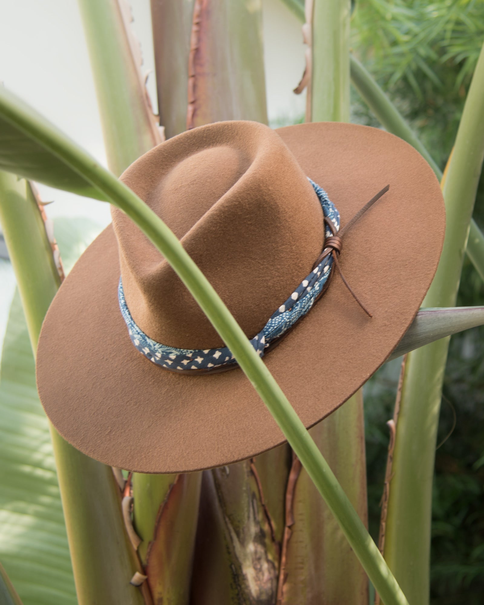 Ninakuru wool hat with cotton wrap band and leather lace.