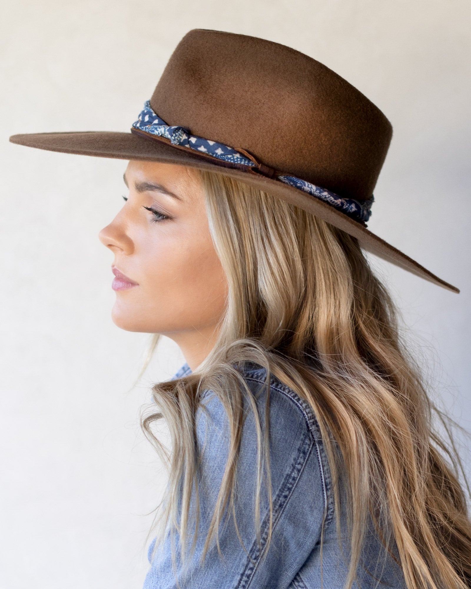 Ninakuru wool hat with cotton wrap band and leather lace.