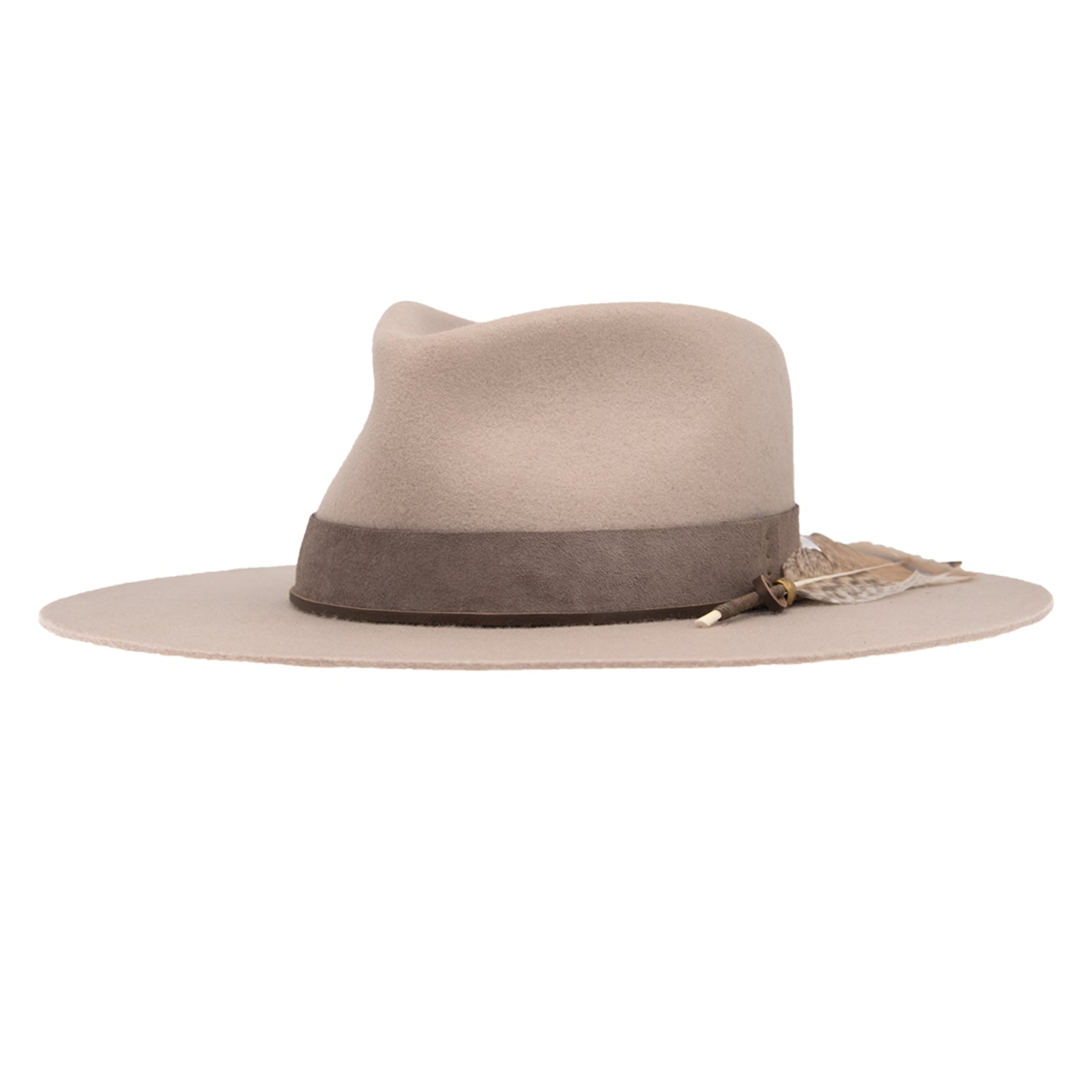 Ninakuru wool hat with leather band, feather and bronze.