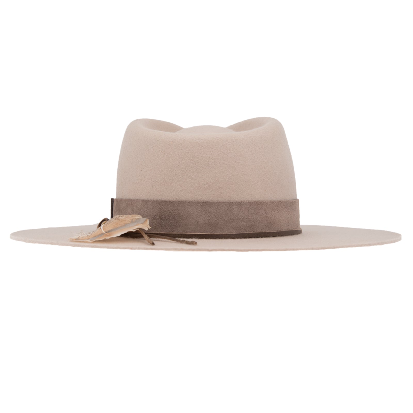 Ninakuru wool hat with leather band, feather and bronze.