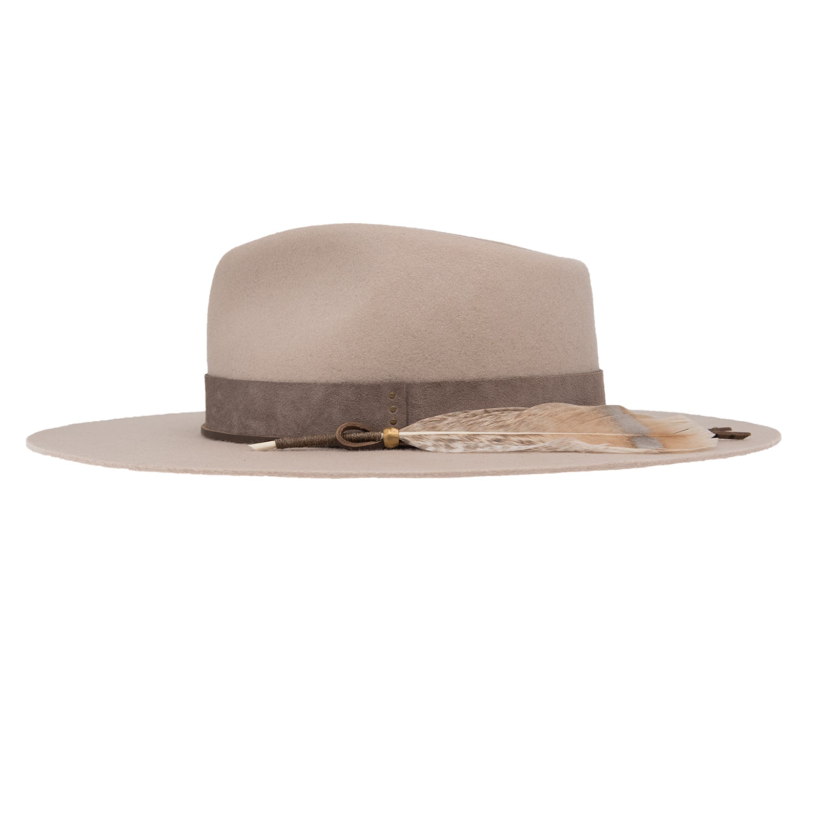 Ninakuru wool hat with leather band, feather and bronze.