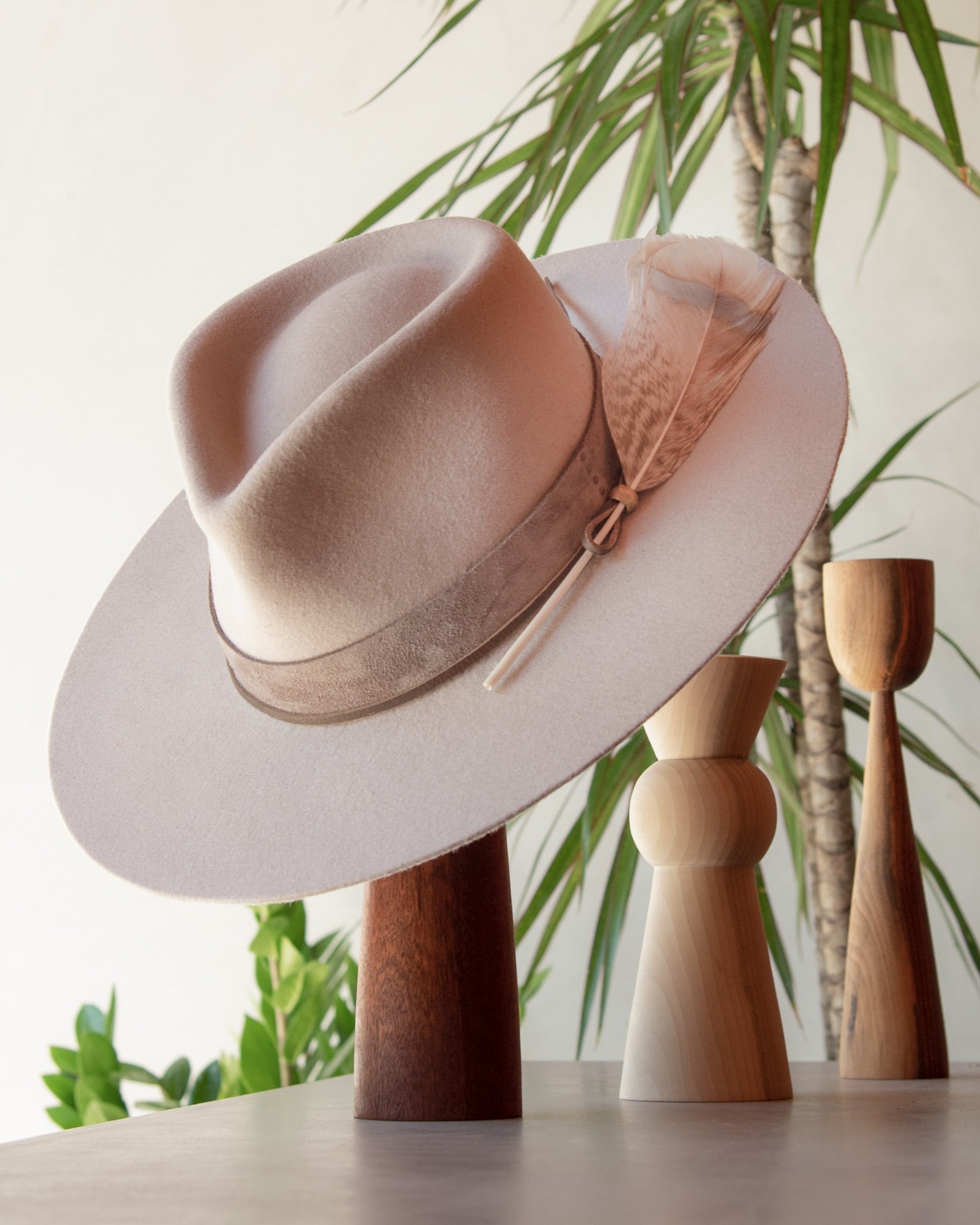 Ninakuru wool hat with leather band, feather and bronze.