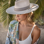 Ninakuru wool hat with leather band, feather and bronze.