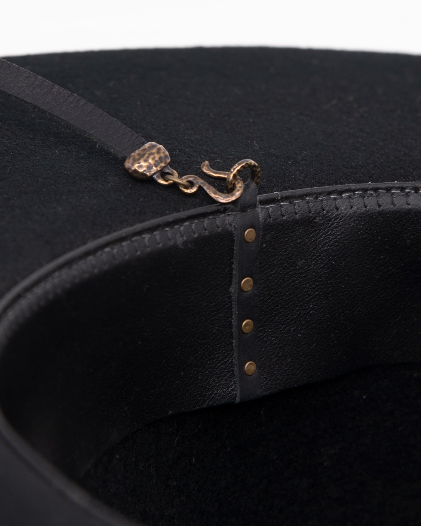 Ninakuru wool hat with leather band, bronze and stampede strap.