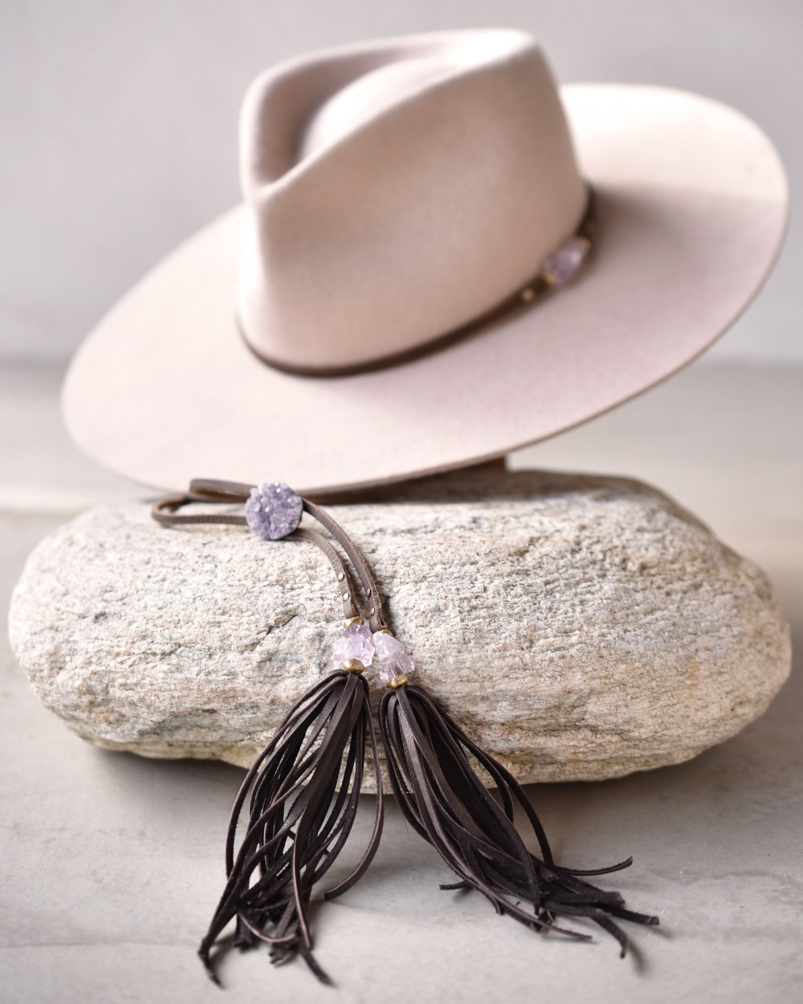 Ninakuru wool hat with amethyst.