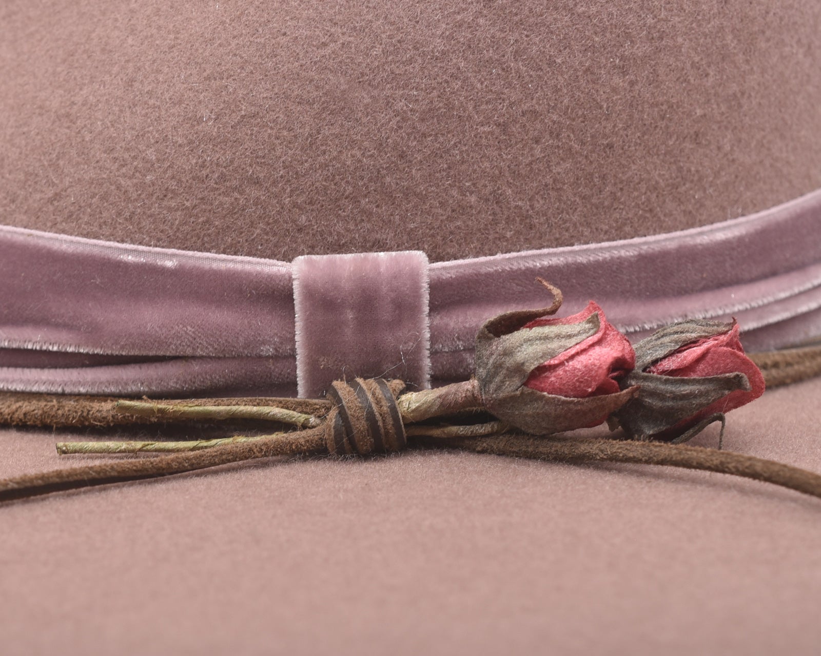 Ninakuru wool felt hat with leather, velvet and rose.