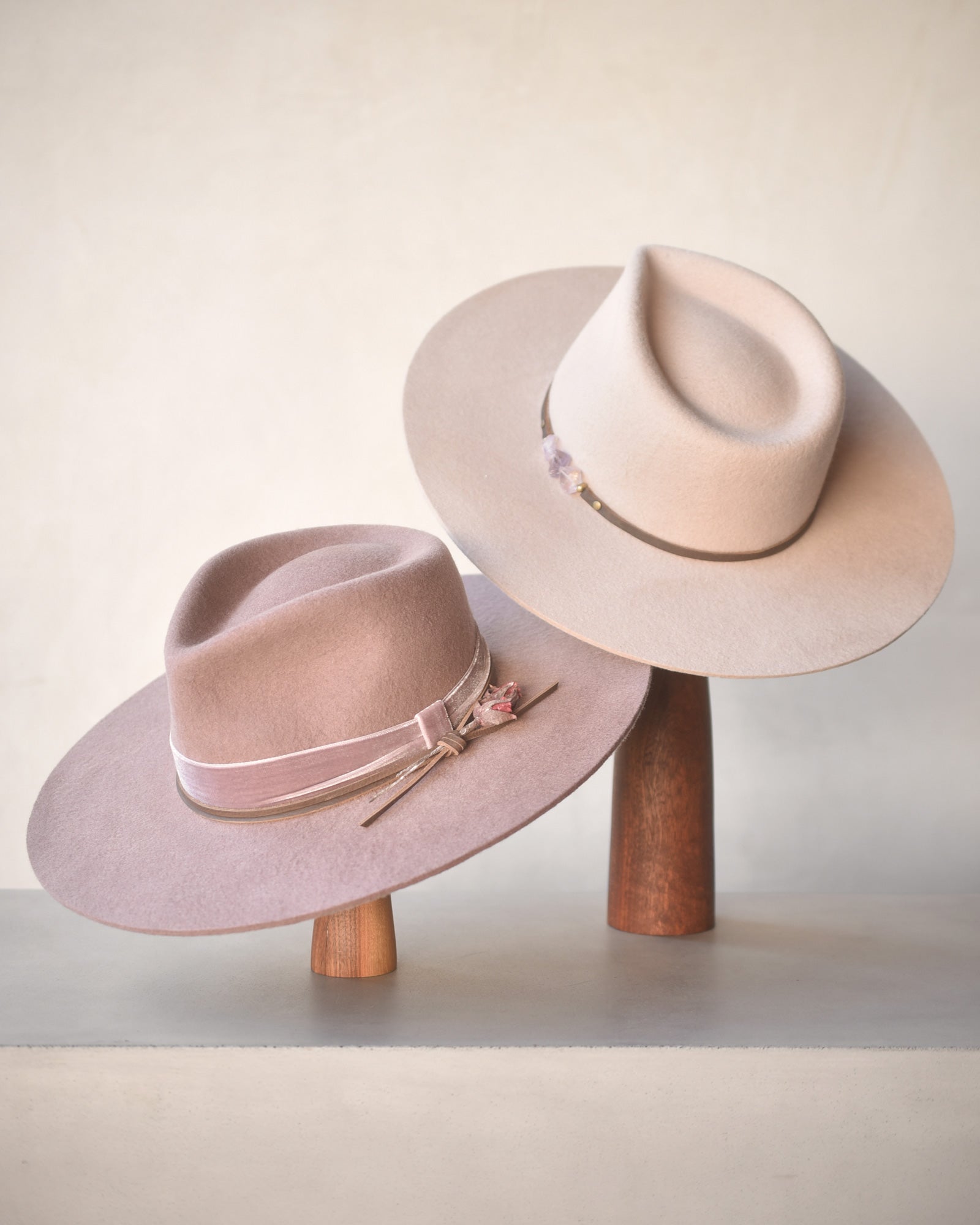 Ninakuru wool felt hat with leather, velvet and rose.