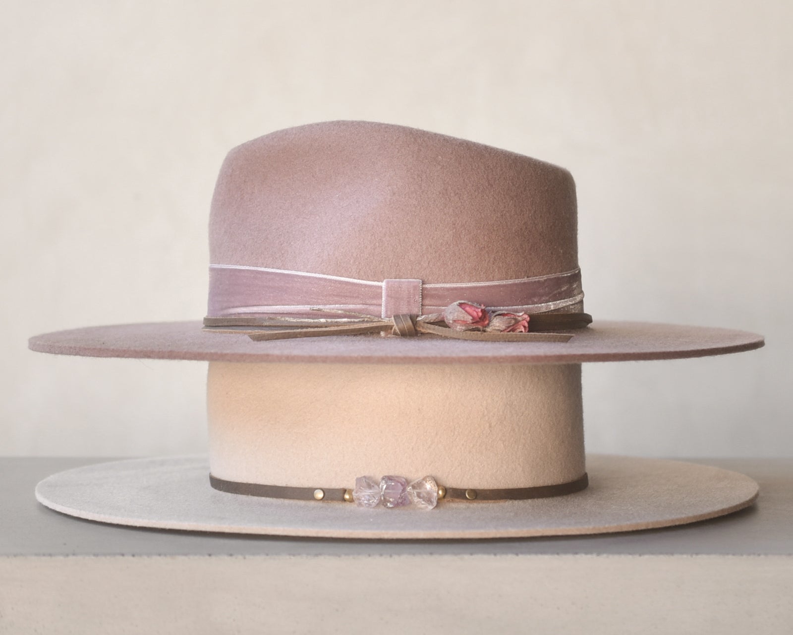 Ninakuru wool felt hat with leather, velvet and rose.