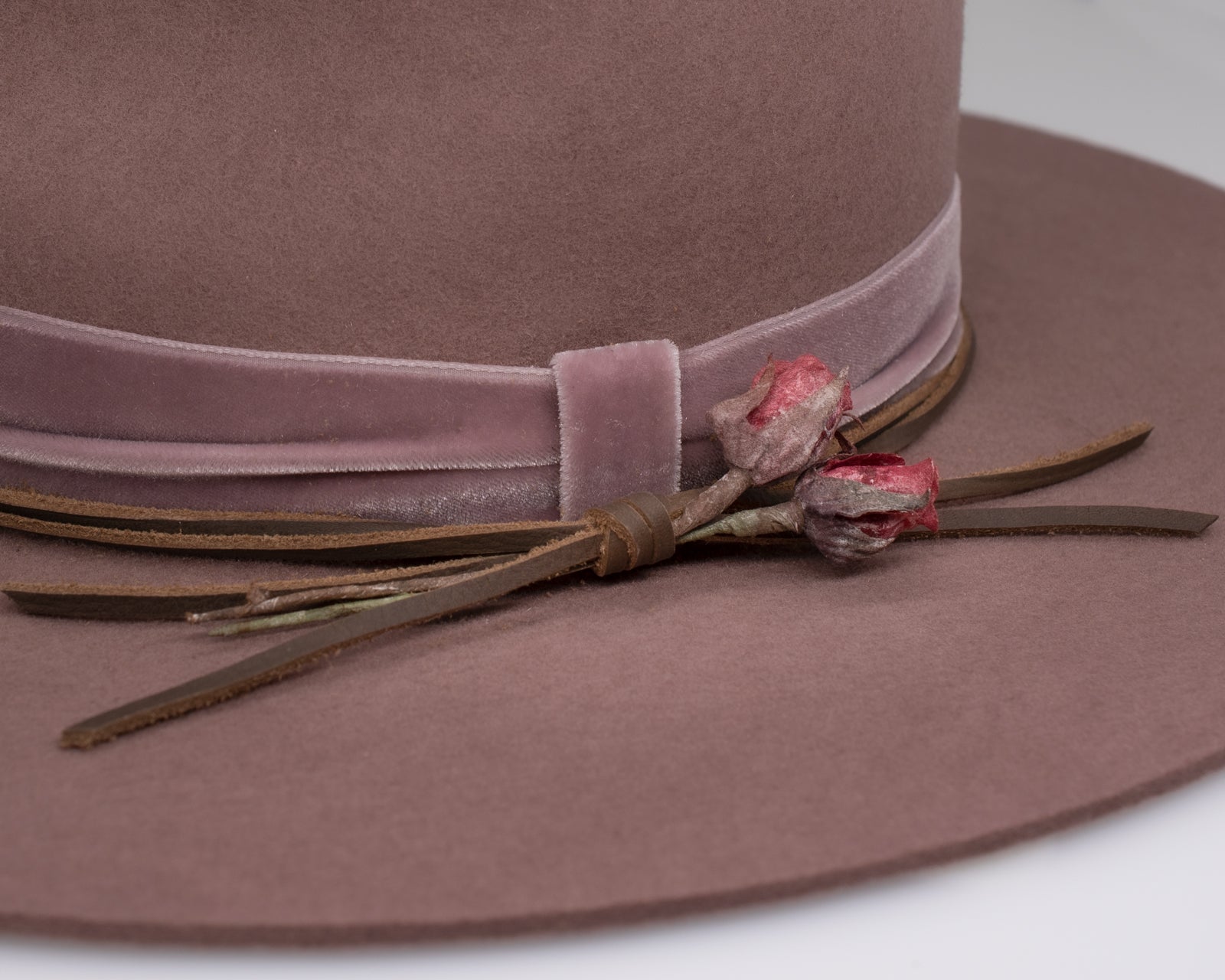 Ninakuru wool felt hat with leather, velvet and rose.