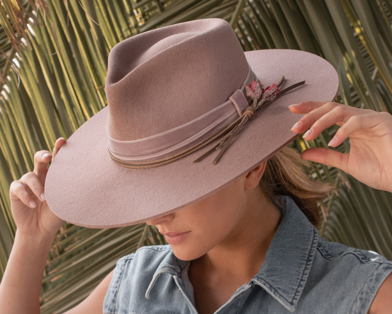 Ninakuru wool felt hat with leather, velvet and rose.