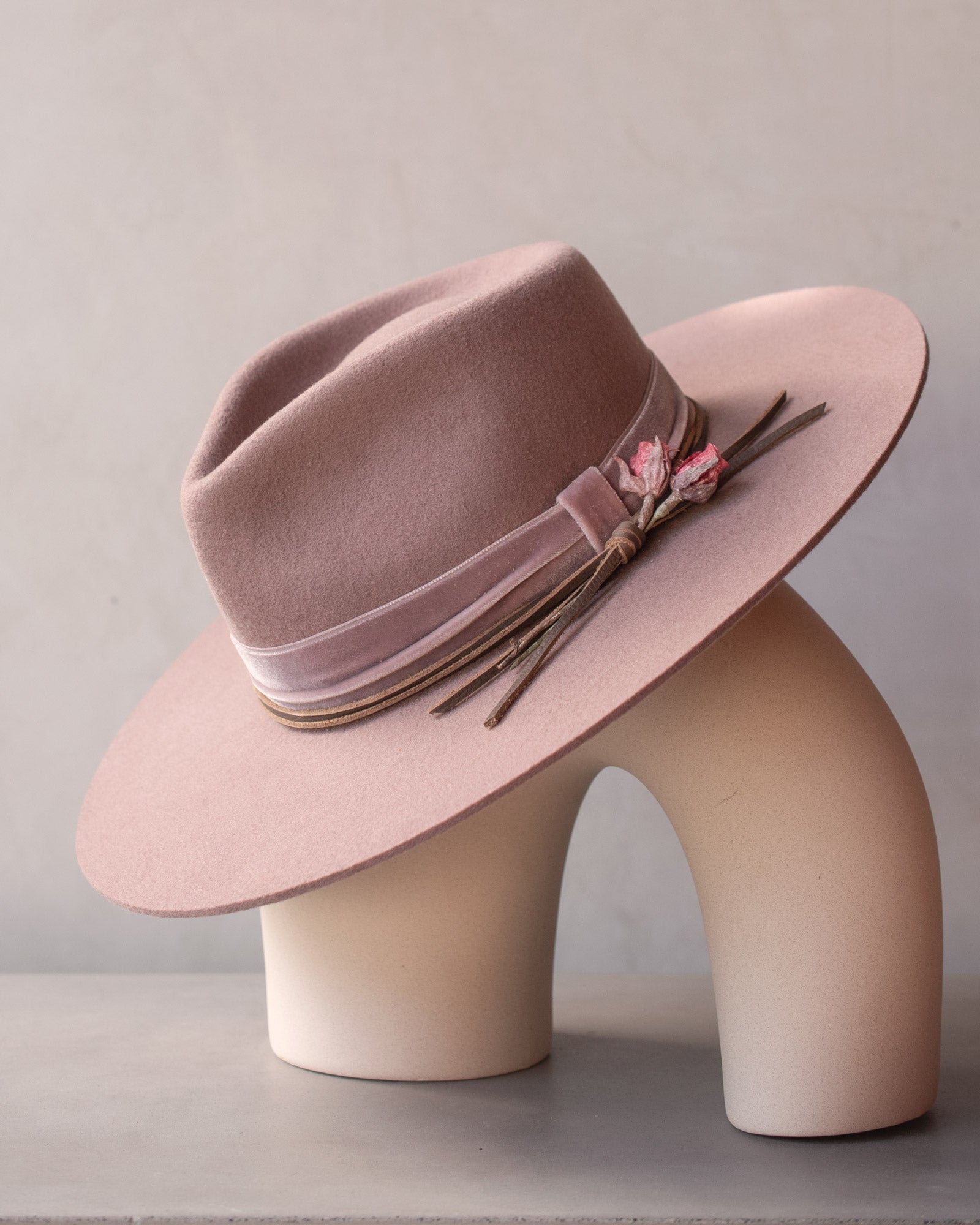 Ninakuru wool felt hat with leather, velvet and rose.