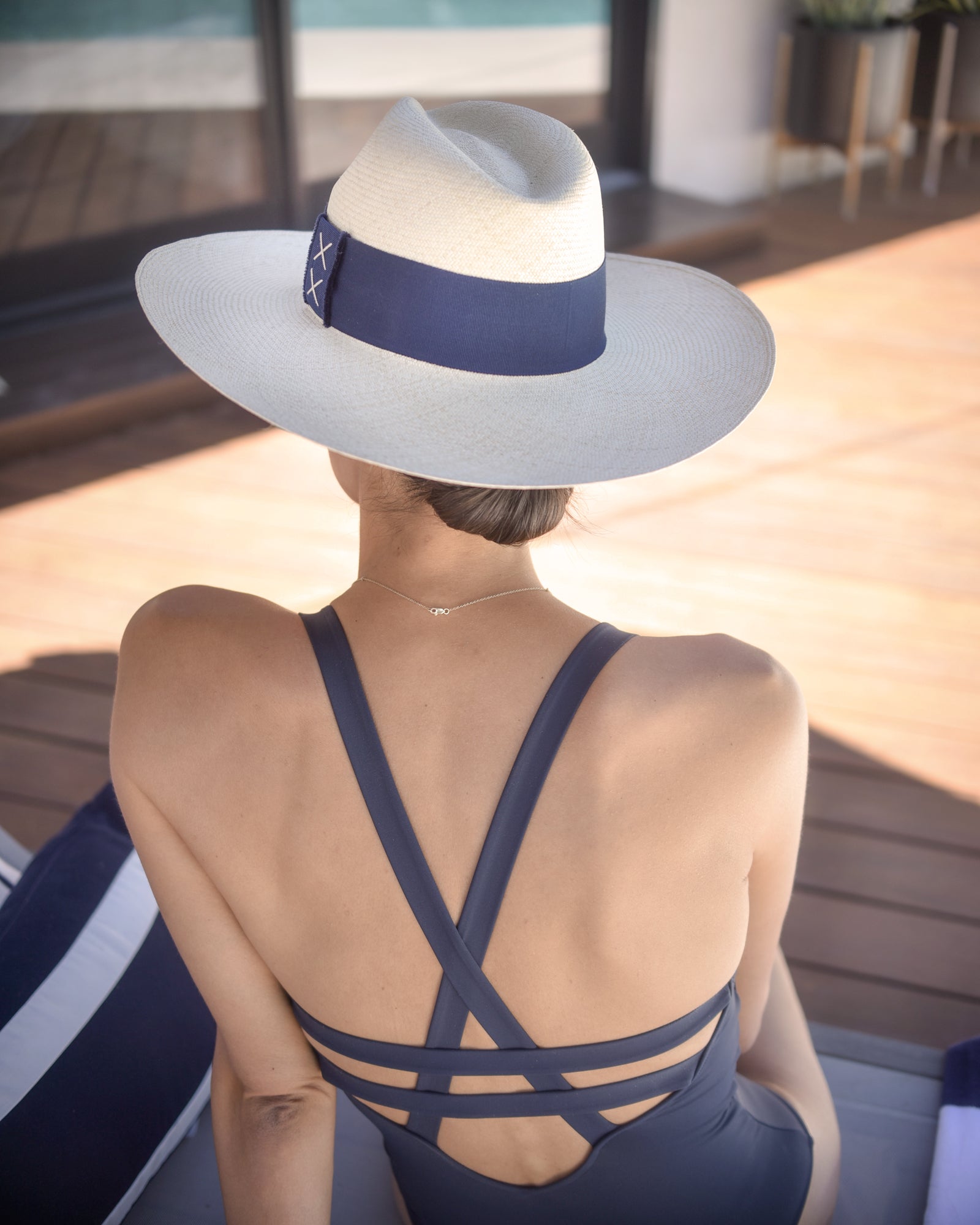 Woman wearing Ninakuru straw hat.
