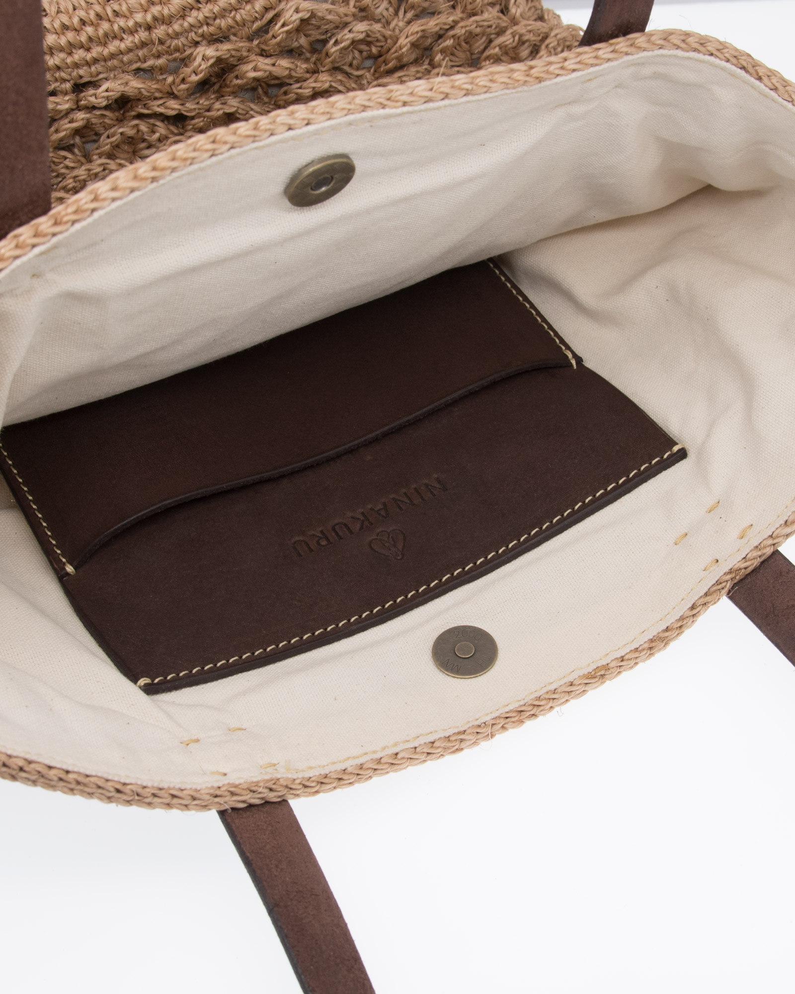 https://ninakuru.com/wp-content/uploads/2021/06/Ninakuru-2200sb-Agave-straw-bag-Leather-strap-Cotton-canvas-lining-leather-ocket-02.jpg