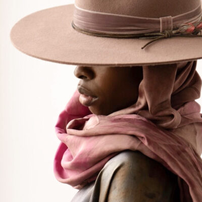 Woman wearing a Ninakuru hat.